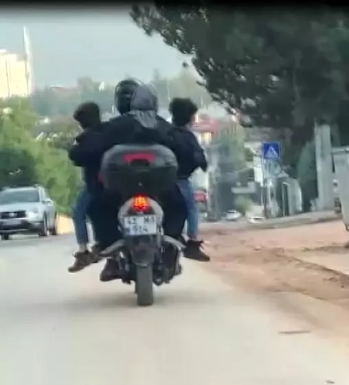 Kucaklarına ve sepete doldurdukları çocuklarla tehlikeli yolculuk kamerada