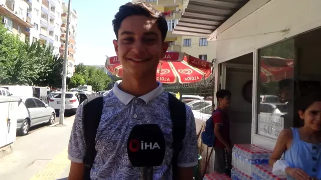 Okulların açılması öğrencileri sevindirdi, esnafın yüzünü güldürdü