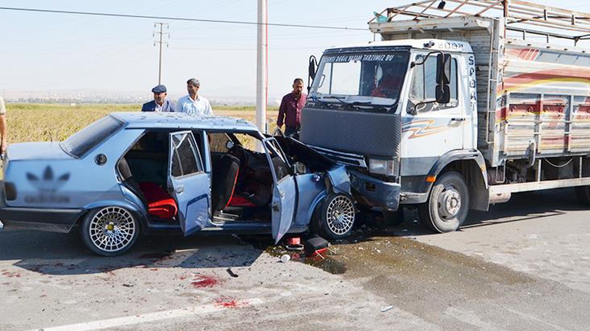 Otomobil ile kamyonet kafa kafaya çarpıştı: 3'ü çocuk 9 yaralı