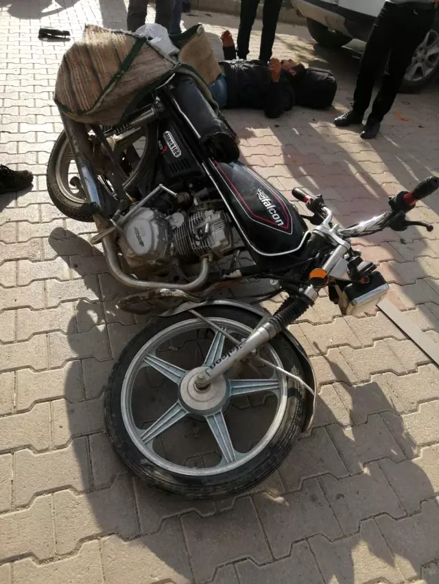 Otomobil ile motosikletin çarpıştığı kazada baba ve oğlu yaralandı