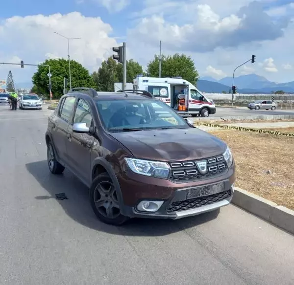 Otomobille çarpışan motosikletin sürücüsü öldü, eşi yaralı