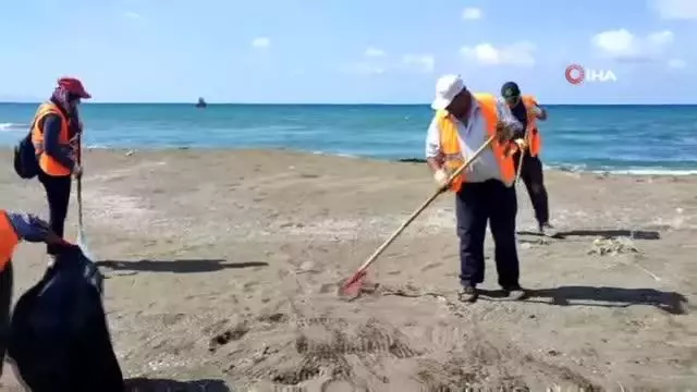 Petrol atıkları kumdan tırmık ve elek ile temizleniyor