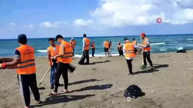 Petrol atıkları kumdan tırmık ve elek ile temizleniyor