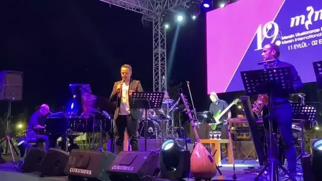 Sanatçı Barbar?os Büyükakkan, 19. Mersin Uluslararası Müzik Festivali'nde sahne aldı
