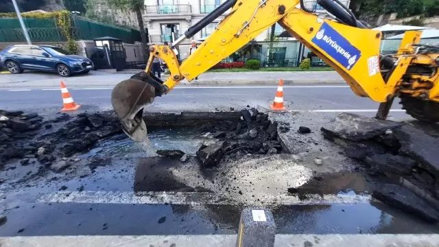 Sarıyer'de İSKİ borusu patladı, yol çöktü