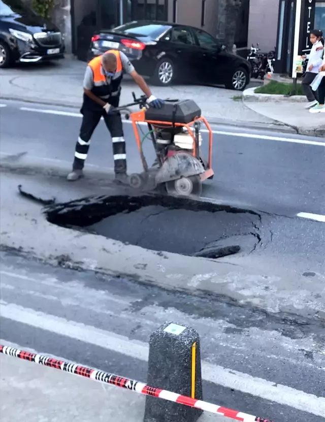 Sarıyer'de İSKİ borusu patladı, yol çöktü
