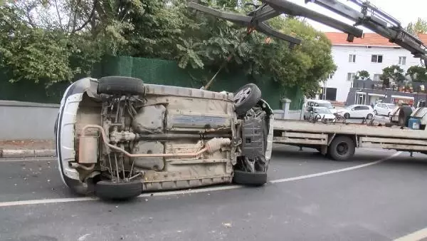 SARIYER'DE KALDIRIMA VURAN OTOMOBİL TAKLA ATTI