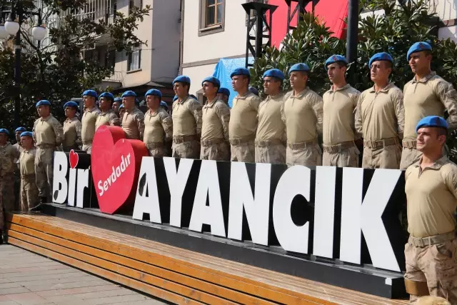 Sel nedeniyle Ayancık'ta görev yapan komandolar ilçeden alkışlarla uğurlandı