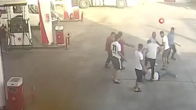 Sevdiği kızla kaçmak isteyen genci öldüresiye dövdüler...Dehşet anları kamerada