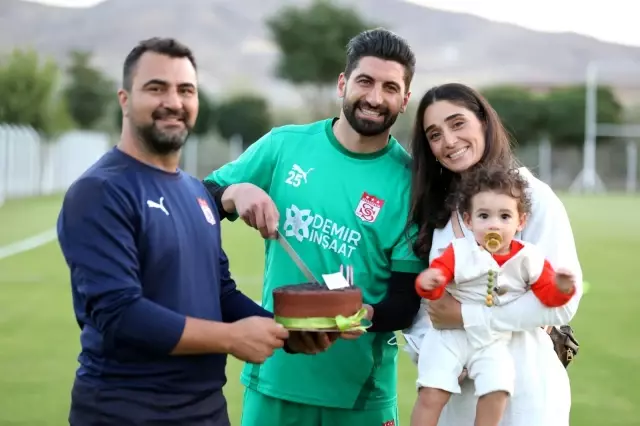 Sivasspor'un kalecisi Muammer'e sürpriz doğum günü kutlaması
