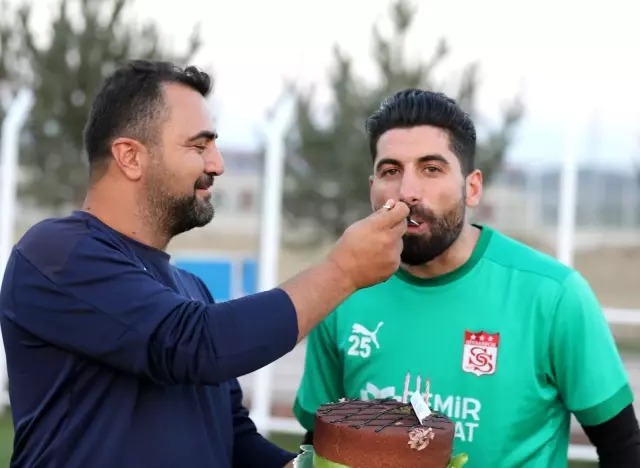 Sivasspor'un kalecisi Muammer'e sürpriz doğum günü kutlaması