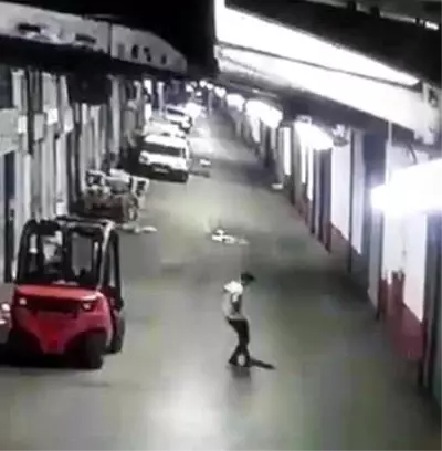 Yavru kediyi tekmeleyerek ezen cani adam, dakikalarca can vermesini izledi