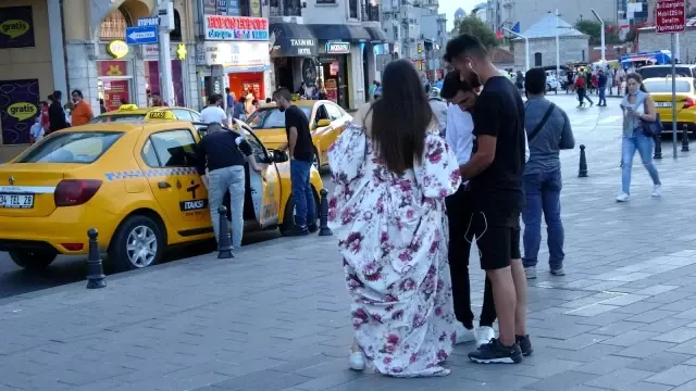 Taksim Meydanı yabancı çiftlerin ilgi odağı oldu