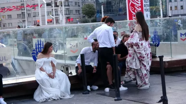 Taksim Meydanı yabancı çiftlerin ilgi odağı oldu