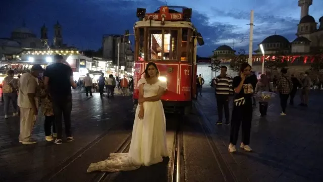 Taksim Meydanı yabancı çiftlerin ilgi odağı oldu