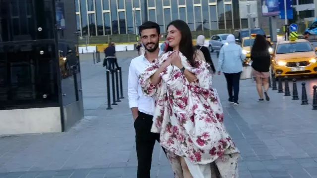Taksim Meydanı yabancı çiftlerin ilgi odağı oldu