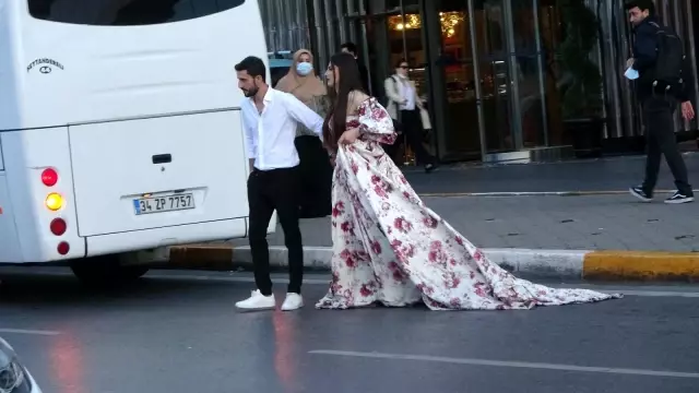 Taksim Meydanı yabancı çiftlerin ilgi odağı oldu