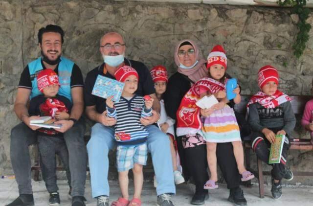 Taşova'da İyilik Hareketi gönüllüleri köy çocuklarına hediye dağıttı