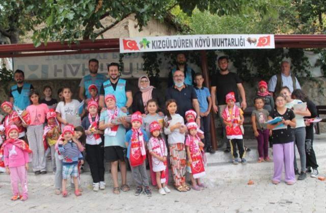 Taşova'da İyilik Hareketi gönüllüleri köy çocuklarına hediye dağıttı