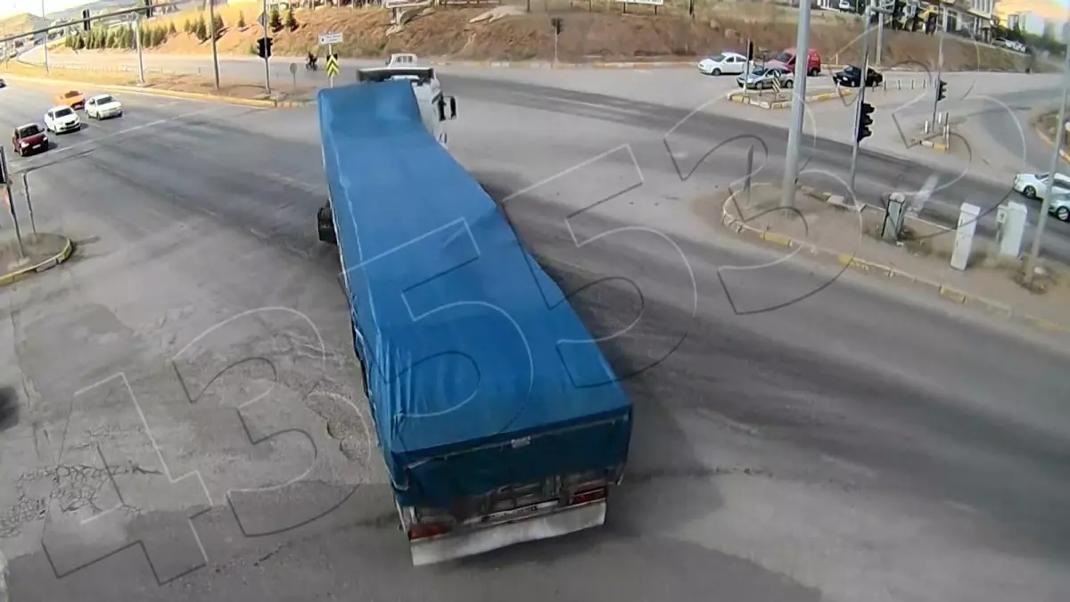 Film gibi ama gerçek! Trafik canavarı tır şoförü, ters yönde 2 kilometre yol gitti