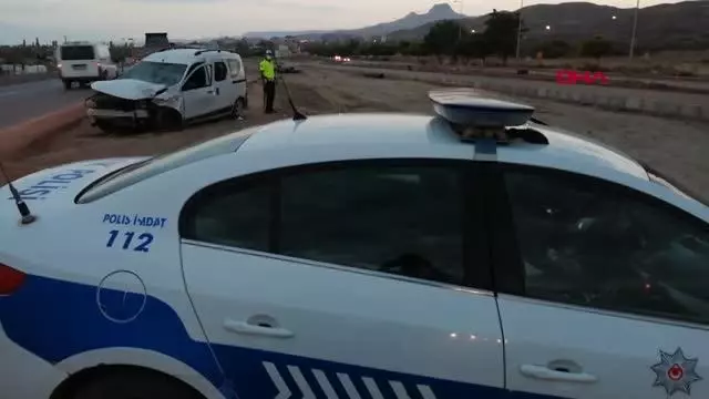 Son dakika... TIR'LA HAFİF TİCARİ ARACIN ÇARPIŞTIĞI KAZA KAMERADA; 2 YARALI