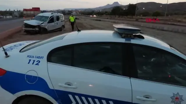 Son dakika... TIR'LA HAFİF TİCARİ ARACIN ÇARPIŞTIĞI KAZA KAMERADA; 2 YARALI
