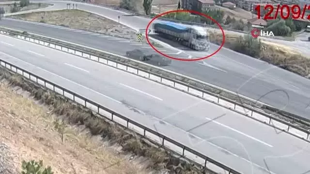 Trafikte korku dolu anlar yaşatan tırın yeni görüntüleri ortaya çıktı: 2 kilometrelik yolu ters yönde ilerledi