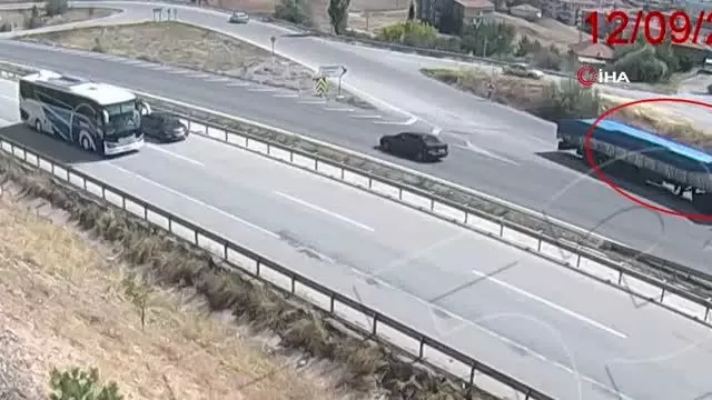 Trafikte korku dolu anlar yaşatan tırın yeni görüntüleri ortaya çıktı: 2 kilometrelik yolu ters yönde ilerledi