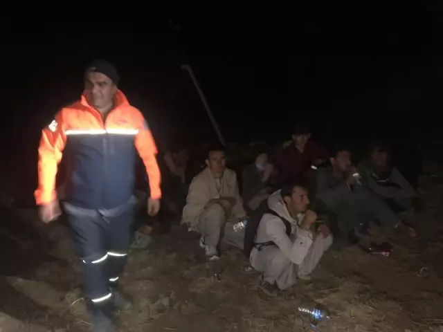 Yaralı halde kayalıklarda mahsur kalan düzensiz göçmeni ekipler kurtardı