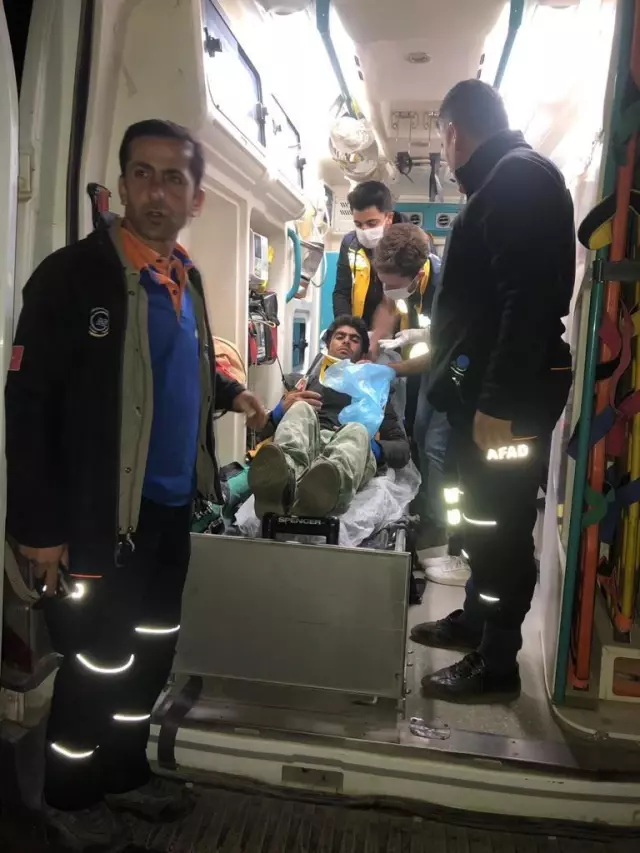 Yaralı halde kayalıklarda mahsur kalan düzensiz göçmeni ekipler kurtardı
