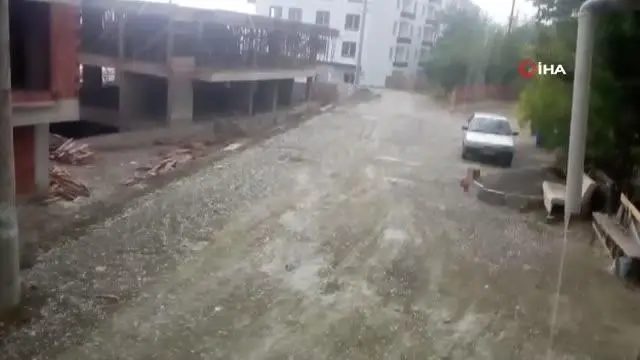 Vatandaşlar dolu yağışından araçlarını böyle korudular