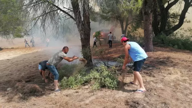 Manavgat'ta çıkan orman yangınında vatandaşlar seferber oldu