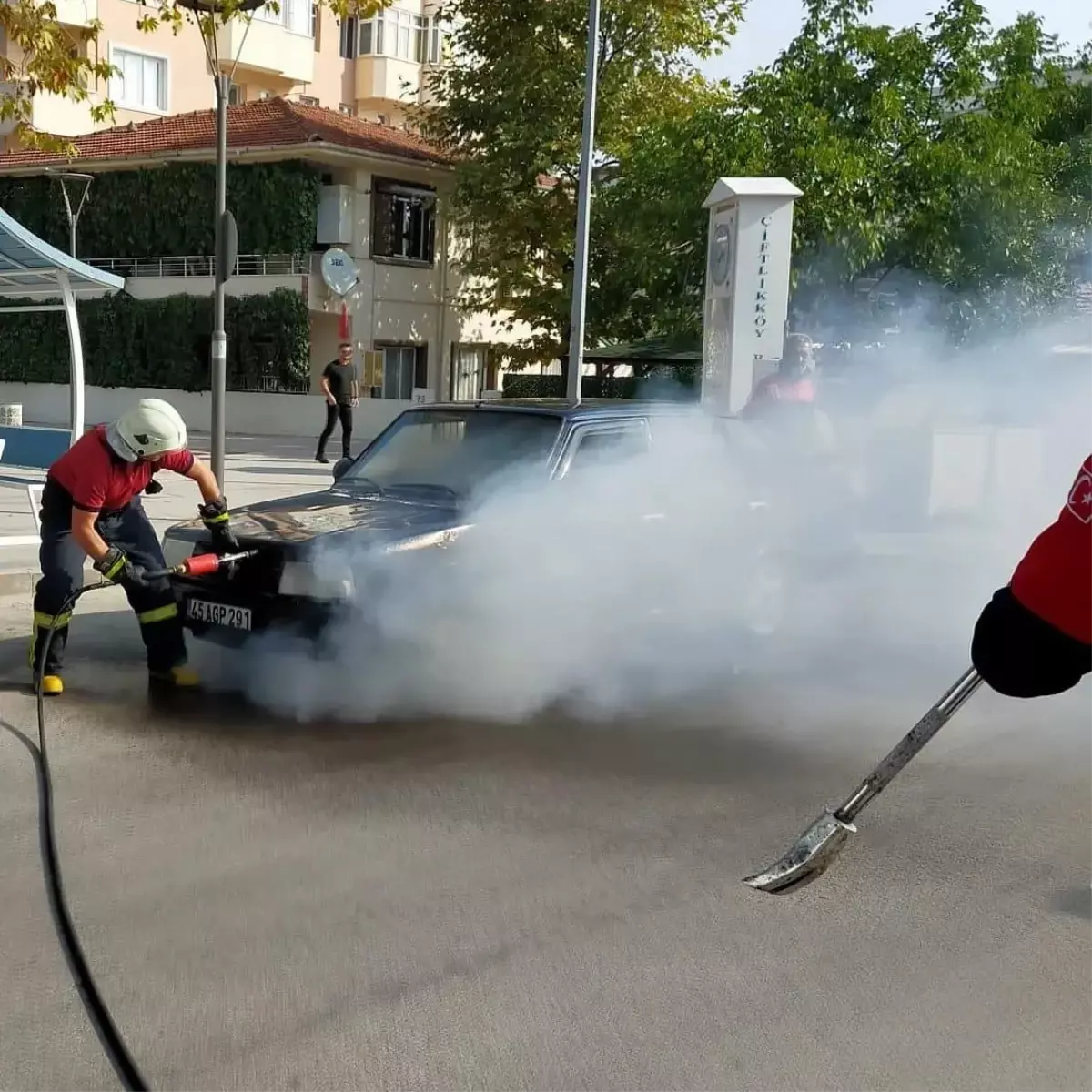 Seyir halindeki otomobil yandı