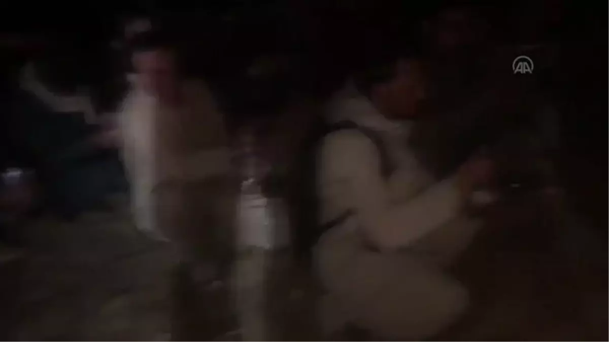 Yaralı halde kayalıklarda mahsur kalan düzensiz göçmeni ekipler kurtardı
