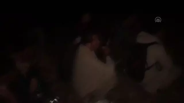 Yaralı halde kayalıklarda mahsur kalan düzensiz göçmeni ekipler kurtardı