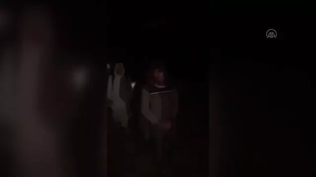 Yaralı halde kayalıklarda mahsur kalan düzensiz göçmeni ekipler kurtardı