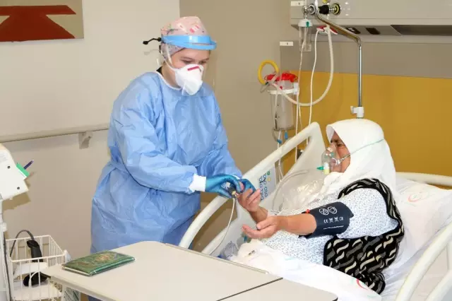 65 yaşındaki kadın aşı yaptırmamanın pişmanlığını yaşıyor