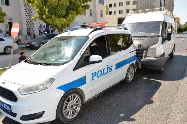 ADIYAMAN'DA MİNİBÜS, EKİP ARACINA ÇARPTI: 2 POLİS YARALI