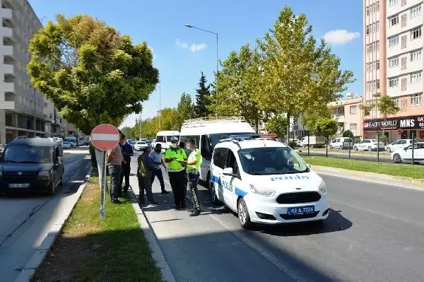 ADIYAMAN'DA MİNİBÜS, EKİP ARACINA ÇARPTI: 2 POLİS YARALI
