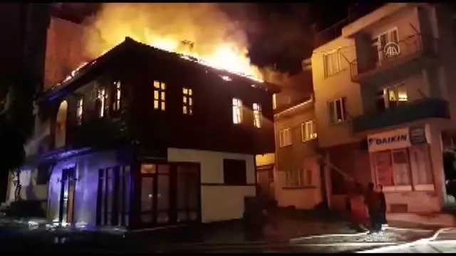 Aile ve Dini Rehberlik Merkezi olarak faaliyet gösteren tarihi konaktaki yangın hasara neden oldu
