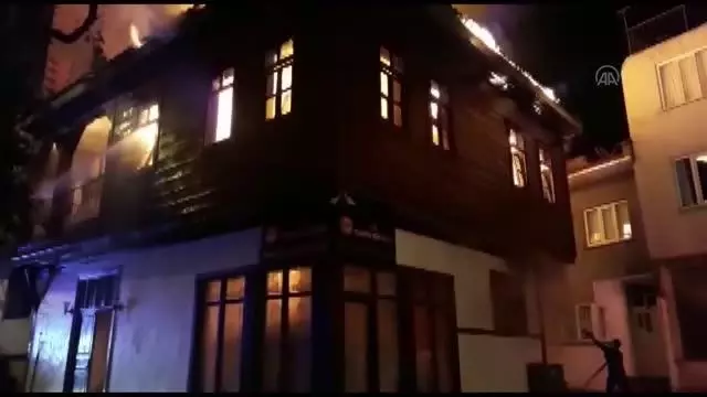 Aile ve Dini Rehberlik Merkezi olarak faaliyet gösteren tarihi konaktaki yangın hasara neden oldu