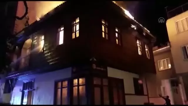 Aile ve Dini Rehberlik Merkezi olarak faaliyet gösteren tarihi konaktaki yangın hasara neden oldu