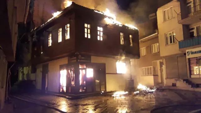 Aile ve Dini Rehberlik Merkezi olarak faaliyet gösteren tarihi konaktaki yangın hasara neden oldu