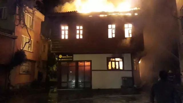 Aile ve Dini Rehberlik Merkezi olarak faaliyet gösteren tarihi konaktaki yangın hasara neden oldu