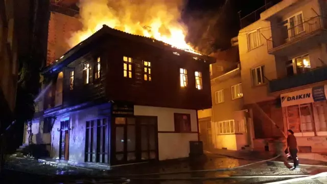 Aile ve Dini Rehberlik Merkezi olarak faaliyet gösteren tarihi konaktaki yangın hasara neden oldu