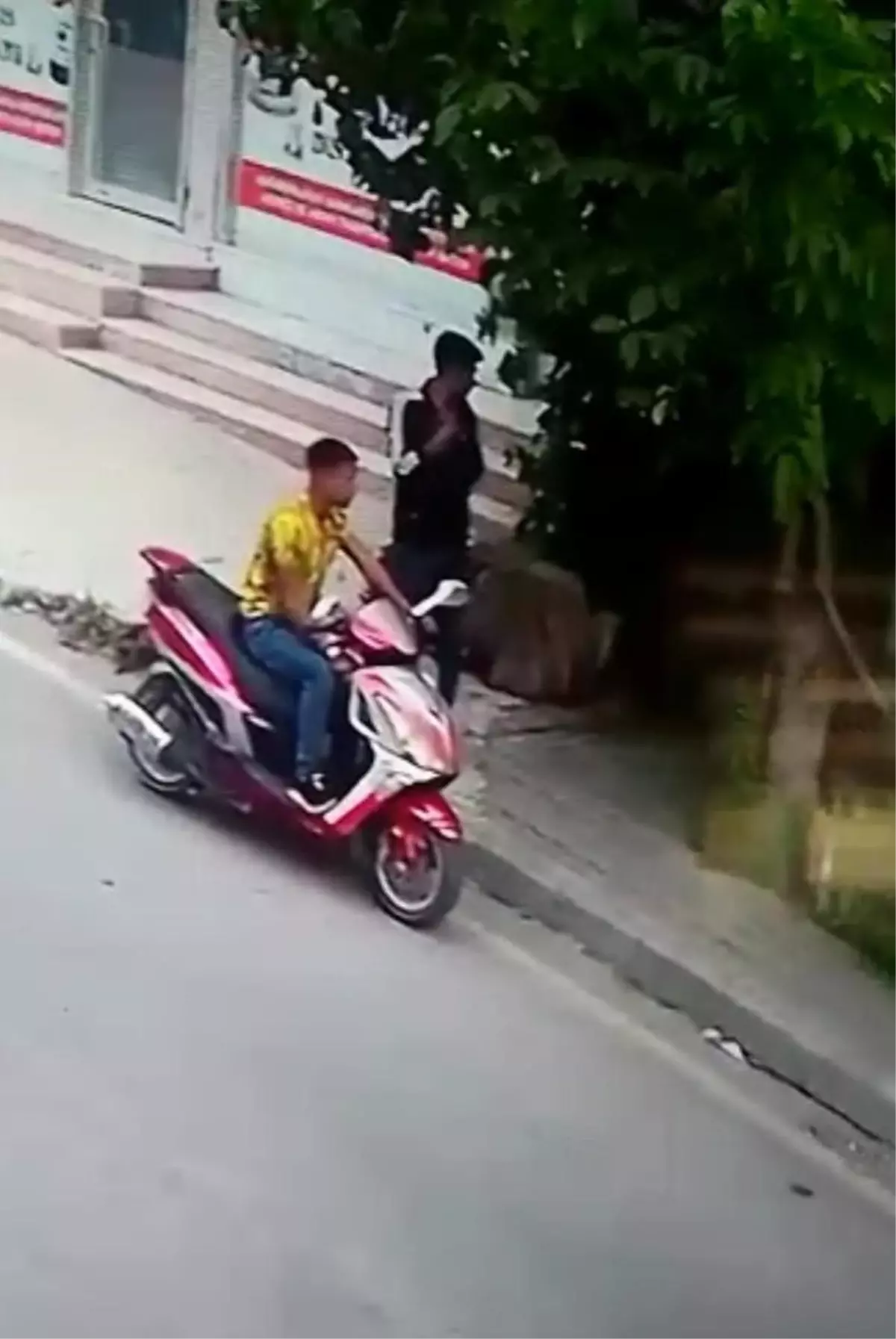 Afyonkarahisar'da akü hırsızlığı güvenlik kamerasına yansıdı