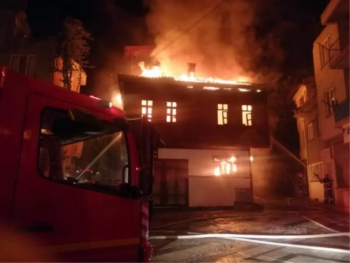 Afyonkarahisar'da tarihi konak alev alev yandı