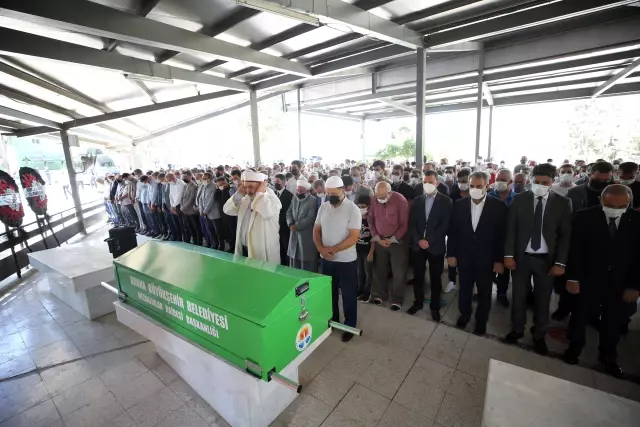 AK Parti Adana Milletvekili Erdinç'in kız kardeşi son yolculuğuna uğurlandı