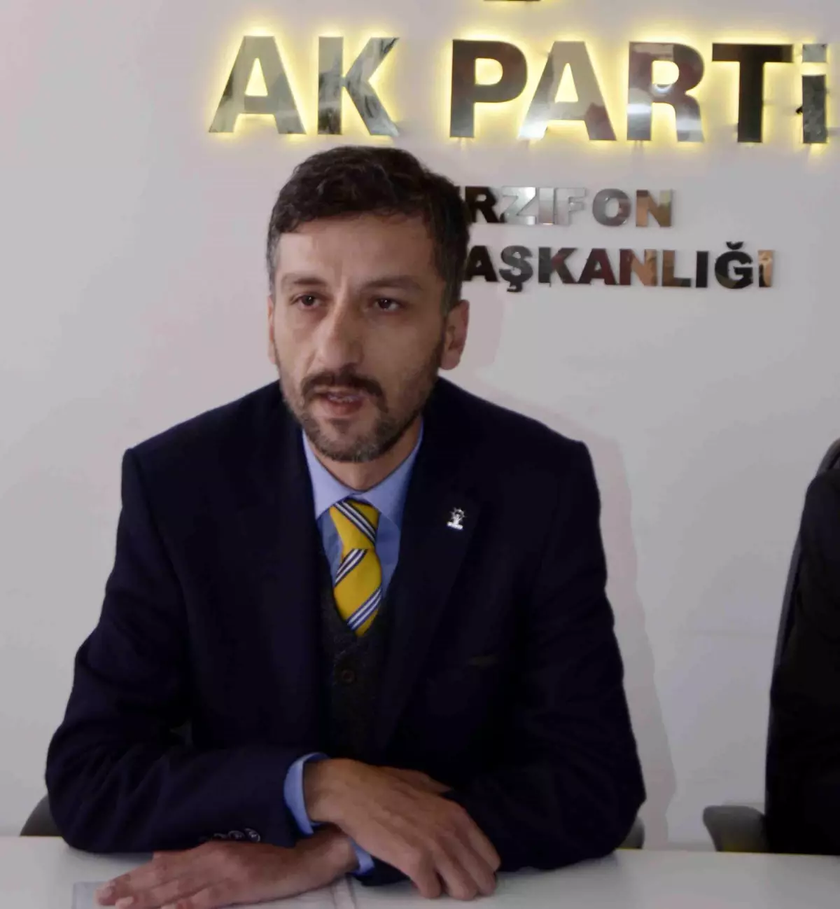 AK Parti İlçe Başkanı Kuzucu'dan İstiklal Marşı'nı okutan öğretmenin kıyafeti nedeniyle eleştirilmesine tepki