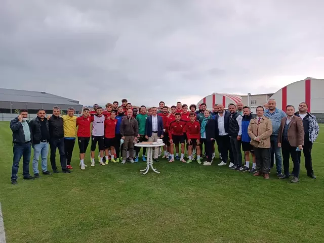 AK Parti teşkilatından Boluspor futbolcularına ve teknik ekibe baklava ikramı
